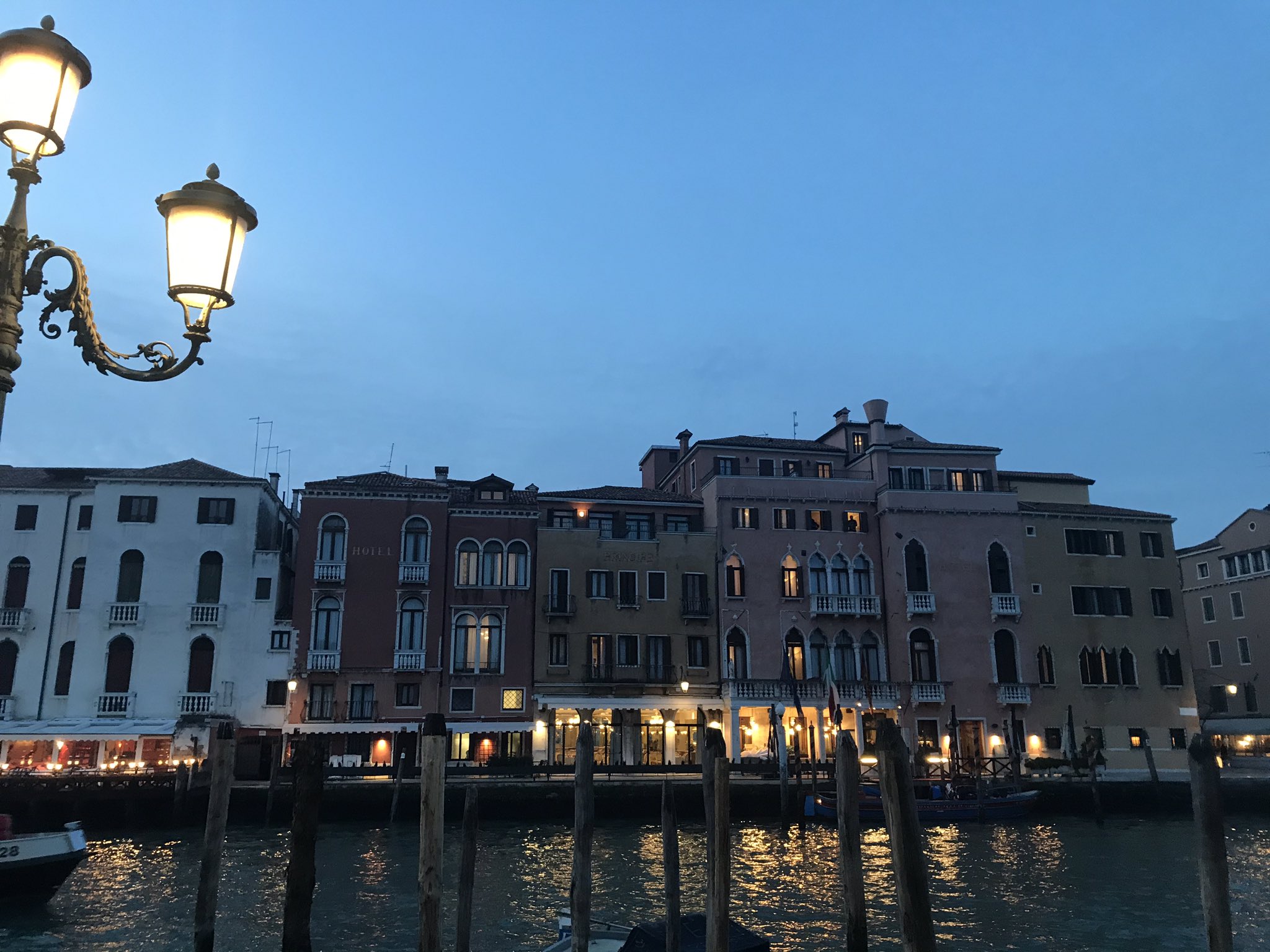 ロマーニャ ヴェネツィアの夕景と夜景 イエタビイタリア ヴェネツィア T Co Kblopjcgif Twitter