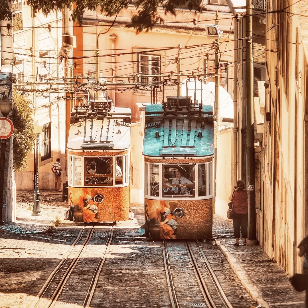 Çocukla çocuk,
Büyükle büyük olurum,
Bir dönem gerizekalıyla gerizekalı olmuştum, o çok zordu..
.
#lisbon
#portugal
@canoneurasia