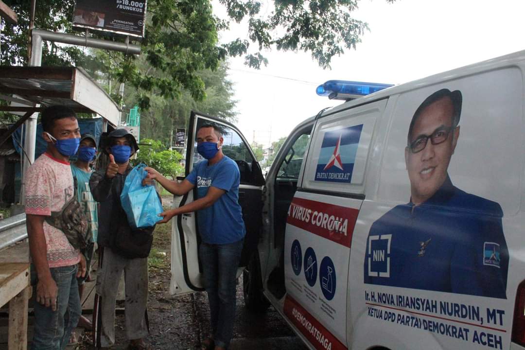novrizal_dedi's tweet photo. #DPD_PARTAI_DEMOKRAT_ACEH menyerahkan bahan berbuka Puasa utk adik2 dan kakak2 di #C_FOUR (R. Singgah Pengidap Kanker_Aceh) & juga membagikan #Nasi_Kotak & #Jus utk Abang2 #Becak, #Ojol, #Pemulung dan Bapak #Semir Sepatu
Cc:@niriansyah @AgusYudhoyono @SeputarAHY @FerdinandHaean2 https://t.co/PCqSn9AB9F