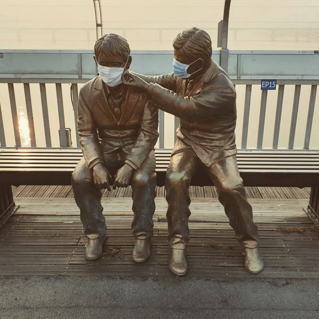 Zinnia77's tweet photo. 마스크 쓴 마포대교 한번만 더 동상

#MapoBridge #마포대교 #마스크 #mask #korea #condolence #동상 #銅像 #statue #bronzestatue #위로 #seoul #iseoulu #friends #친구 #COVID19 https://t.co/5Fnp7p5NPS