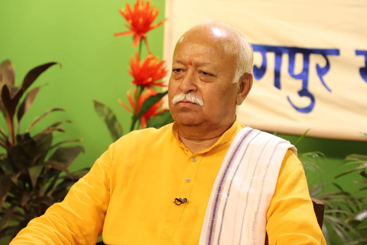 RSSorg's tweet photo. सेवाकार्य बिना किसी भेदभाव के सबके लिए करना है। जिन्हें सहायता की आवश्यकता है वे सभी अपने है, उनमें कोई अंतर नहीं करना। 
अपने लोगों की सेवा उपकार नहीं है वरन हमारा कर्तव्य है। - पू. सरसंघचालक जी
#SanghKiBaat https://t.co/O8kd7hmfIT