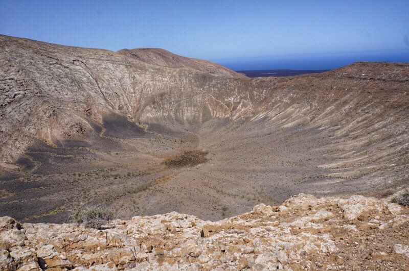 yorkshirelass57's tweet photo. #travelbackintime walking, Caldera Montana Blanca, Lanzarote #July2013 https://t.co/zPZJQOyeDl