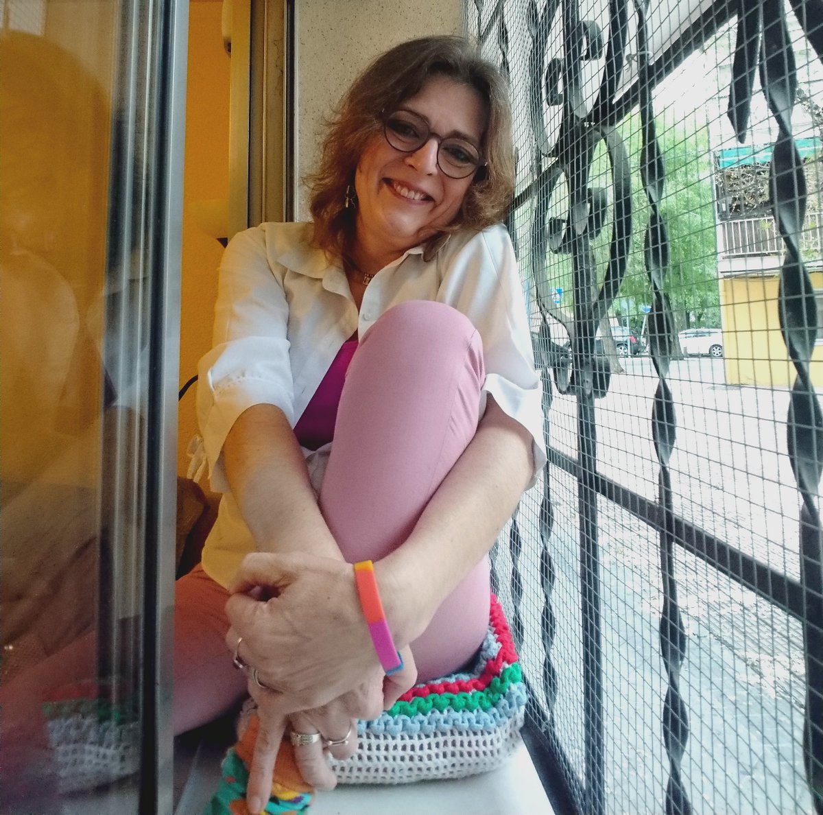 OlgaBaselga's tweet photo. Confinada, sí, pero no encerrada en el armario. Visibilidad: cuestión de Ser o no Ser, y también de Estar o no Estar.  #VdeVisibles #LesbianasVisibles https://t.co/nOhTN7Q7C9