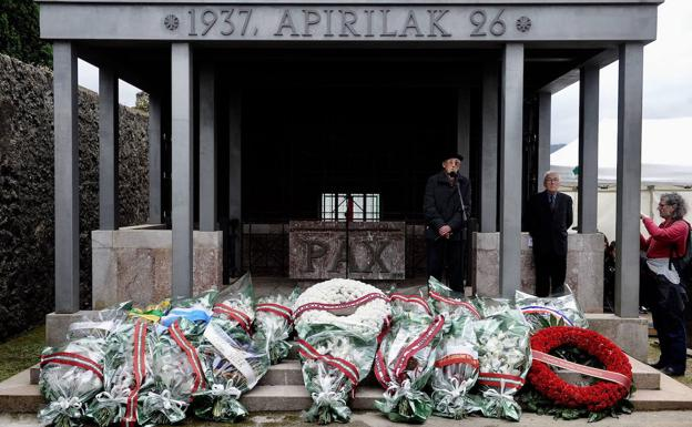 In spite of the ratification of a Historical Memory Law and other memory initiatives, the bombing of Gernika in 1937 has never been formally recognised or apologised for by the Spanish government. Commemorations continue to demand peace but also accountability.