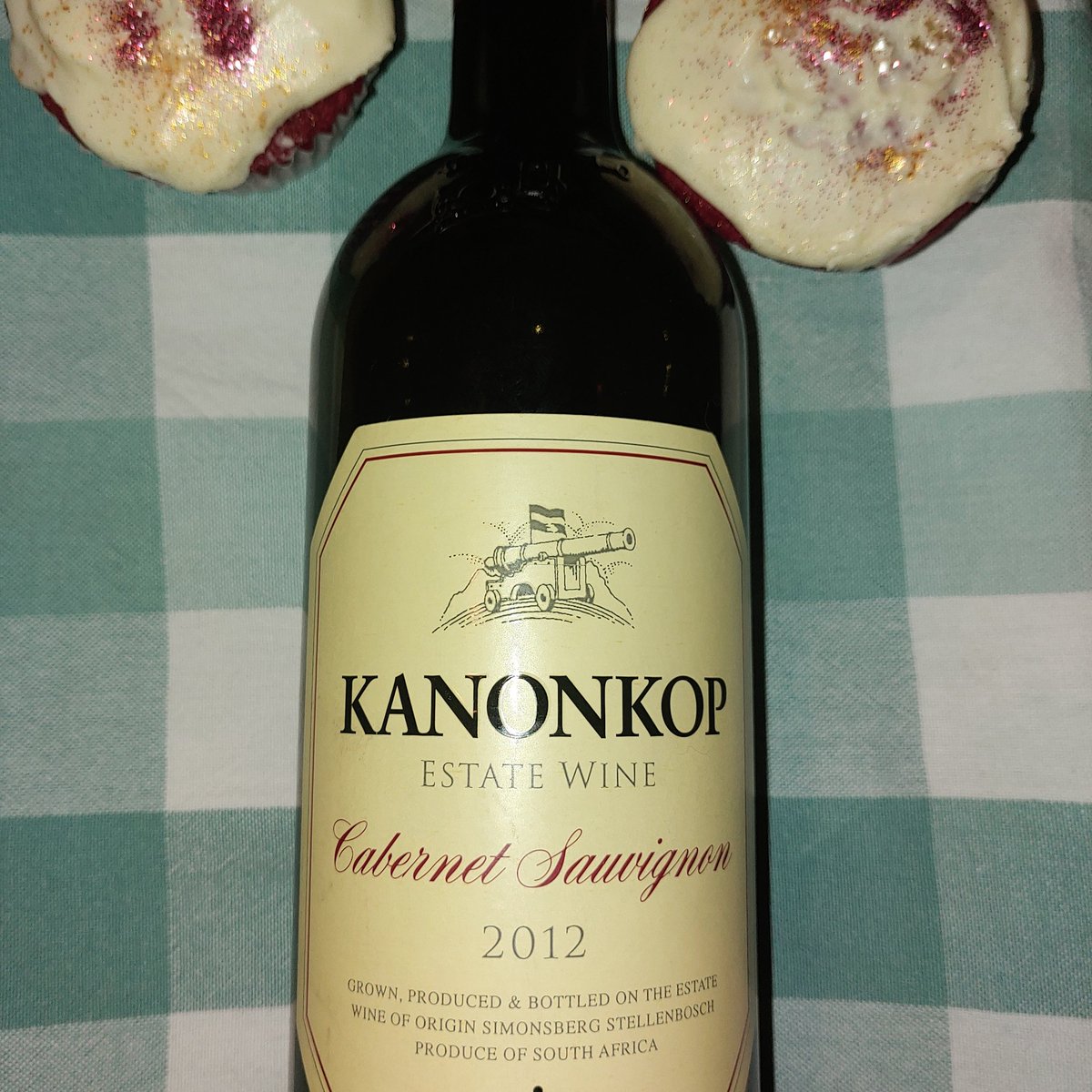 cluelesswineguy's tweet photo. Happy Birthday beautiful @Gaenor74!! To celebrate her day we opened our 2012 bottle of @KanonkopEstate Cabernet Sauvignon with some amazing cupcakes. I love Kanonkop wines #birthday #kanonkopwineestate #cabernetsauvignon #cupcakes #cluelesswineguy https://t.co/QVolXh4zhu