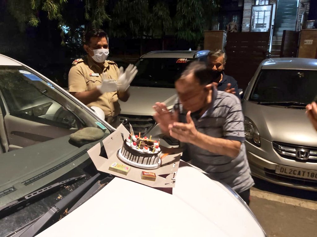 DCPNewDelhi's tweet photo. We are around to take care of our senior citizens. SHO Barakhamba Road, Insp. Prahlad Yadav, and his team celebrate the birthday of a senior citizen Sh YK Anand.
#DelhiPoliceCares #KnightsInKhaki
#DilKiPolice @CPDelhi @LtGovDelhi @HMOIndia @PMOIndia @DelhiPolice @IPS_Association https://t.co/vtZNXBOUGU