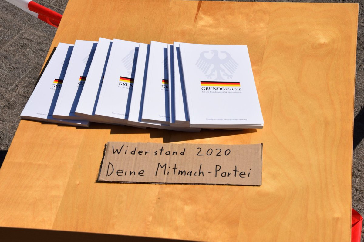 „Demokratischer Widerstand“ in Würzburg

Gestern rief die Gruppierung „Demokratischer Widerstand“ zu einer Kundgebung am unteren Markt auf. Etwa 50 Personen versammelten sich &amp; protestierten u.a. für ihre „Freiheit“ &amp; gegen Masken- und #Impfpflicht – deutl. mehr als letzte Woche.