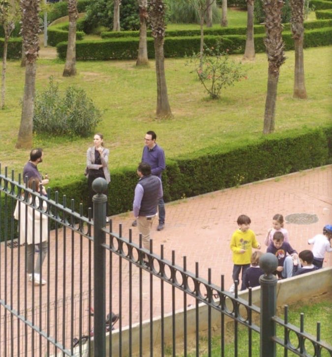 Esta foto, a parte de representar a unos #subnormales y a sus hijos, representa la crisis social y humana que vivimos. 
Mucho más peligrosa que la sanitaria, por cierto.
