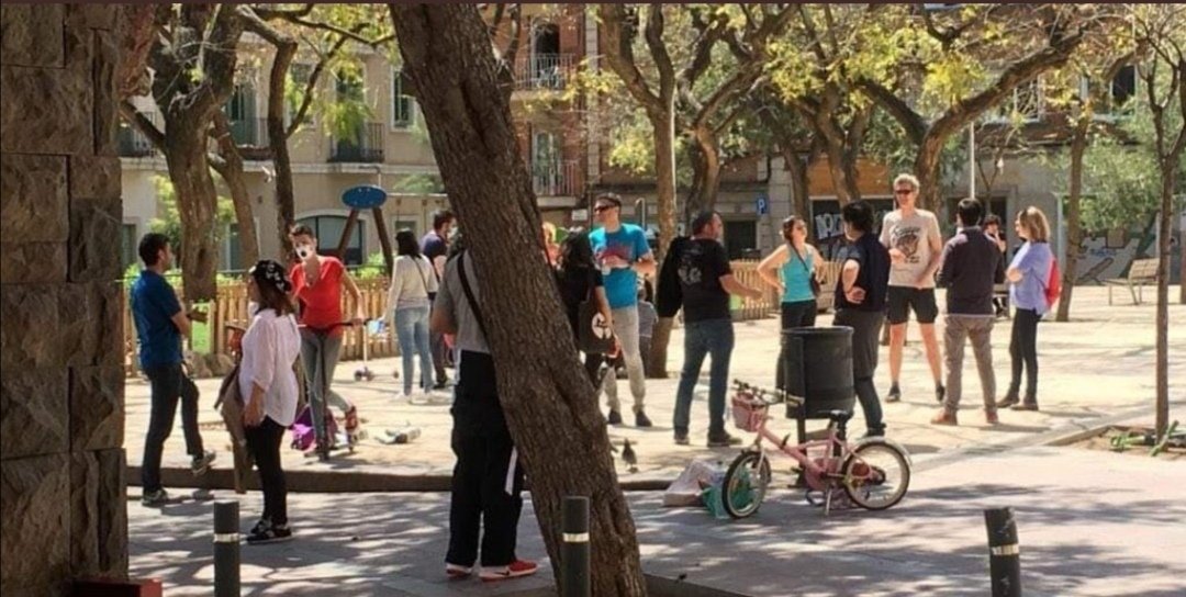 AOrjl's tweet photo. 226.000 infectados, 23.000 muertos, sanidad colapsada, desempleo, hambre, negocios al borde de la quiebra, crisis nunca antes vista a la vuelta de la esquina, pero todos a la calle y a culpar al gobierno de lo que pase!.  #paisdepandereta #irresponsables #inconscientes https://t.co/raHkG5U3hX