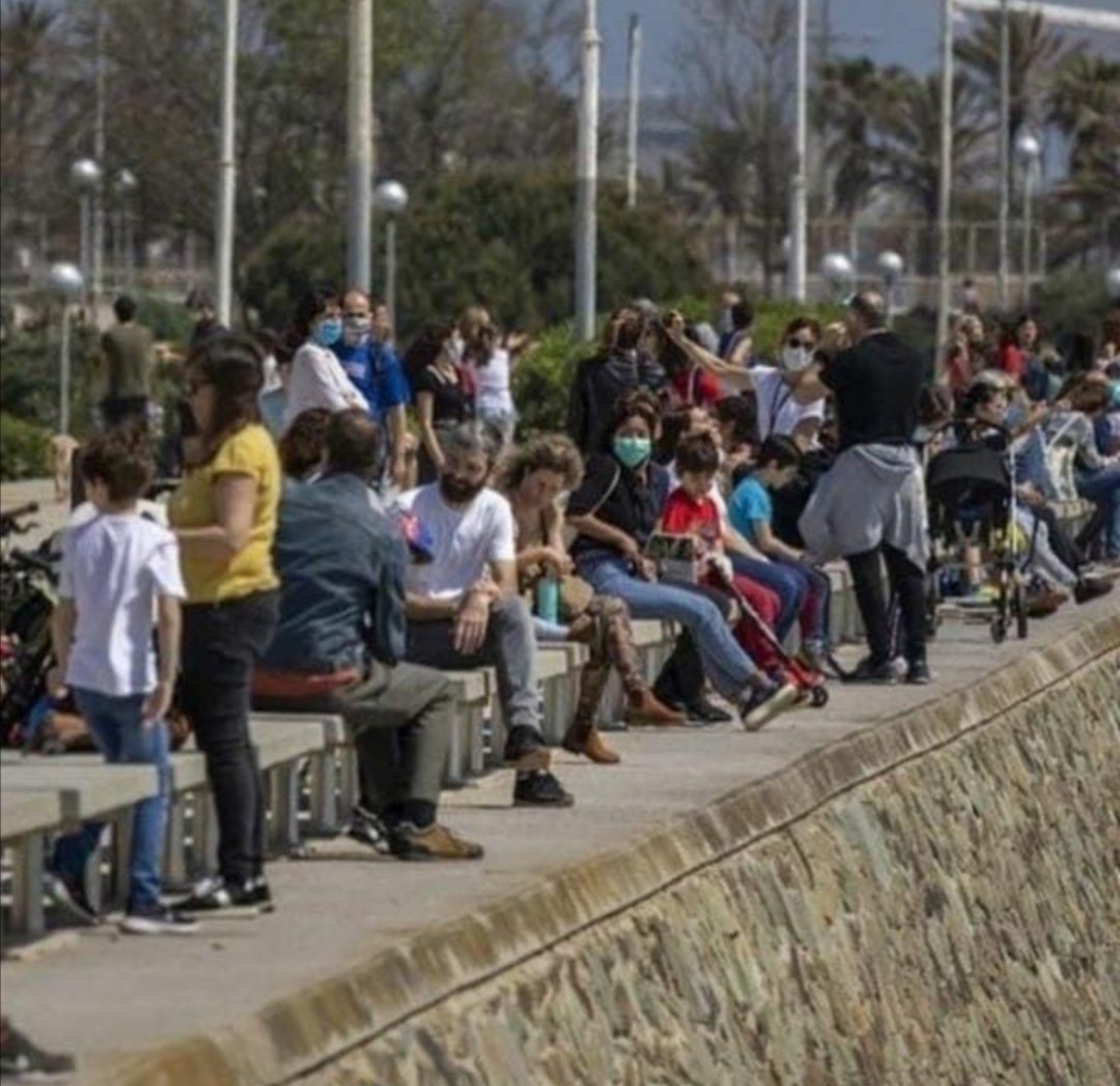 AOrjl's tweet photo. 226.000 infectados, 23.000 muertos, sanidad colapsada, desempleo, hambre, negocios al borde de la quiebra, crisis nunca antes vista a la vuelta de la esquina, pero todos a la calle y a culpar al gobierno de lo que pase!.  #paisdepandereta #irresponsables #inconscientes https://t.co/raHkG5U3hX