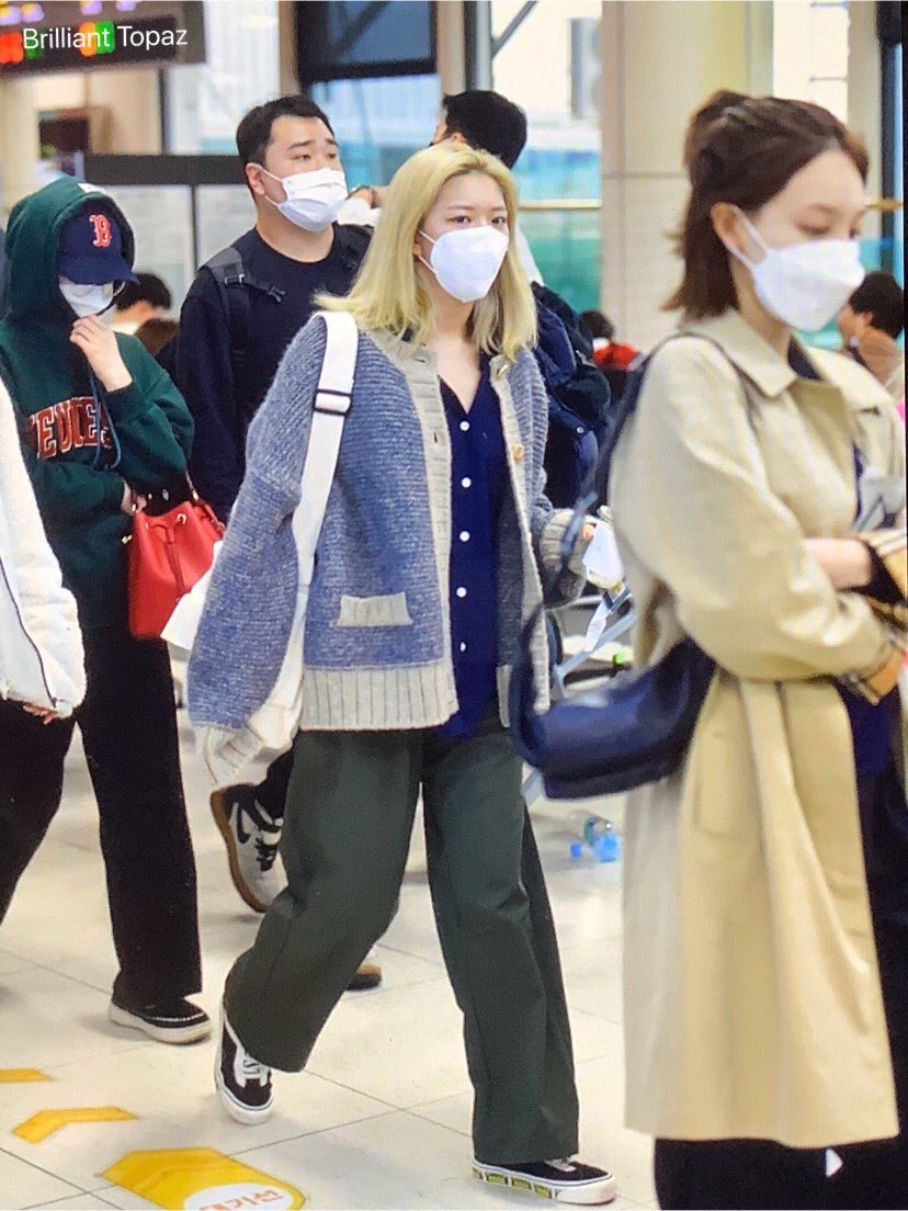 サブリー Twice패션 帰りのダヒョン パーカーに髪の毛隠しの天才 また髪色変わったのかな 全然見せてくれない 青じゃないの 行きのジヒョダンス着みたいなラフさ 今回割と皆服装がラフで私服ぽい