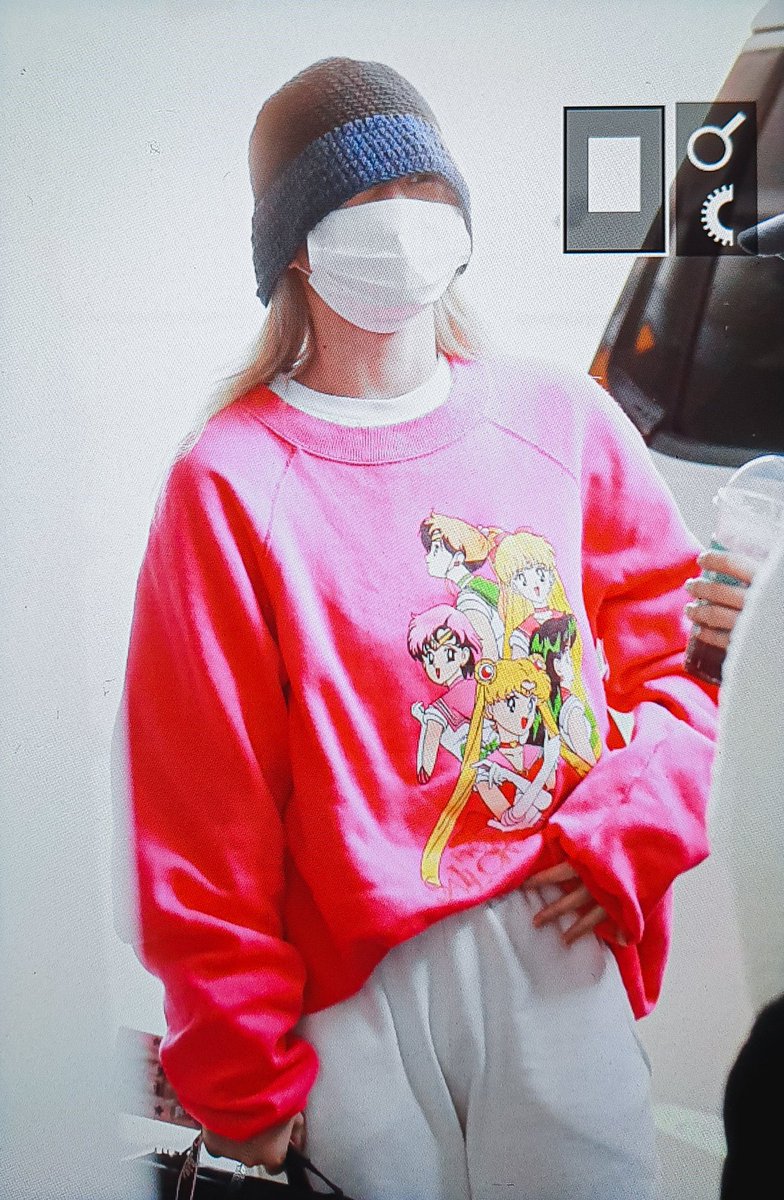 サブリー Twice패션 帰りのダヒョン パーカーに髪の毛隠しの天才 また髪色変わったのかな 全然見せてくれない 青じゃないの 行きのジヒョダンス着みたいなラフさ 今回割と皆服装がラフで私服ぽい