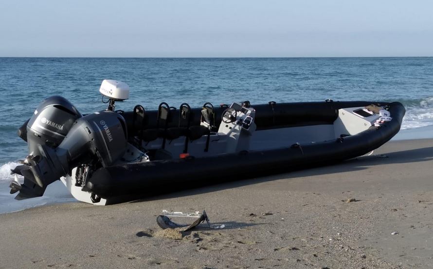 NVMVelez's tweet photo. Aparece una lancha que se utiliza para el narcotráfico en la playa de Burriana

Informa: Cristóbal Ocón https://t.co/6p7TvQLr2Y