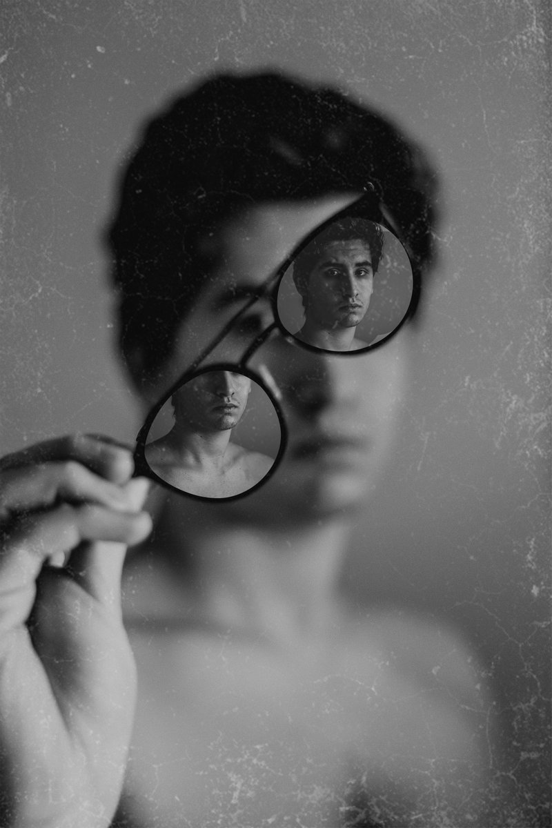 alvarophto's tweet photo. Hola! Soy fotógrafo y este confinamiento ya que tengo imposible salir a hacer sesiones de fotos, estoy haciéndome autorretratos! Me ayudaría mucho que si os gusta mi trabajo lo compartáis ya que se viene una época muy difícil para los fotógrafos! GRACIAS ❤️ https://t.co/Cnfyln14C7