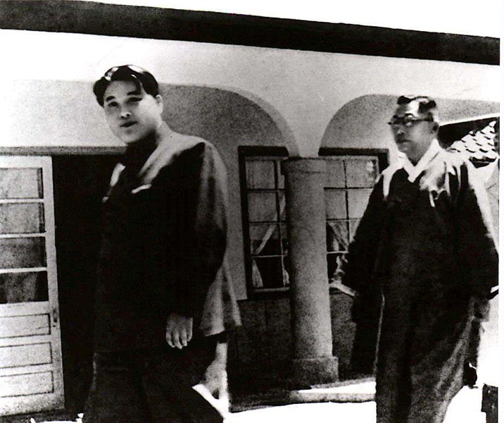Kim Il Sung and Kim Gu discussing re-unification. The US originally thought Kim Gu was a puppet. He was right-leaning. But he was also a patriot. He disobeyed the US and tried to unify Korea.Obviously... Kim Gu got killed by a CIA trained assasin for this "sin"