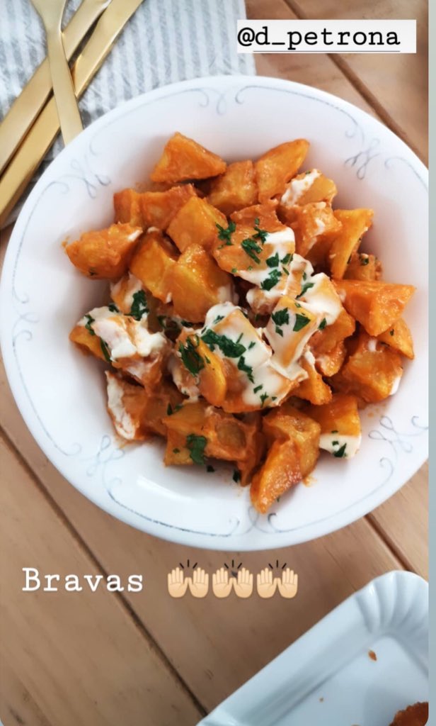 Doña Petrona, vuelve... esta vez, en vuestra casa. Haz tu pedido y disfruta de nuestros mejores platos en tu casa.Mira nuestra carta que está en nuestra página web, en el apartado de ‘A domicilio’ o bien en nuestras redes.  Escríbenos por Whatsapp al 610 601 019 y haz tu pedido.