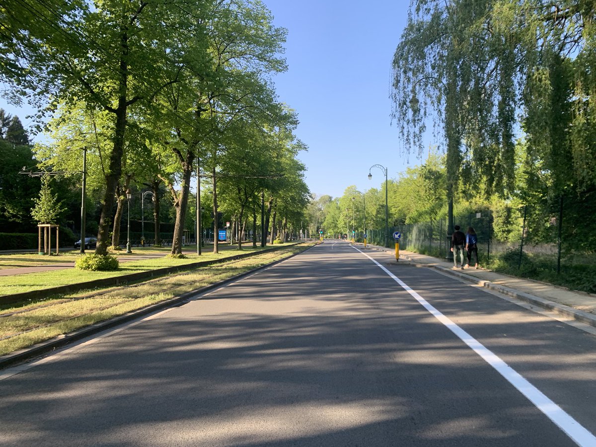 More than 3,600 bikes today, all packed on a single bike lane whereas there are 4 (mostly empty) lanes for cars.

At the very least we should have every Sunday without cars.

Retweet if you agree.