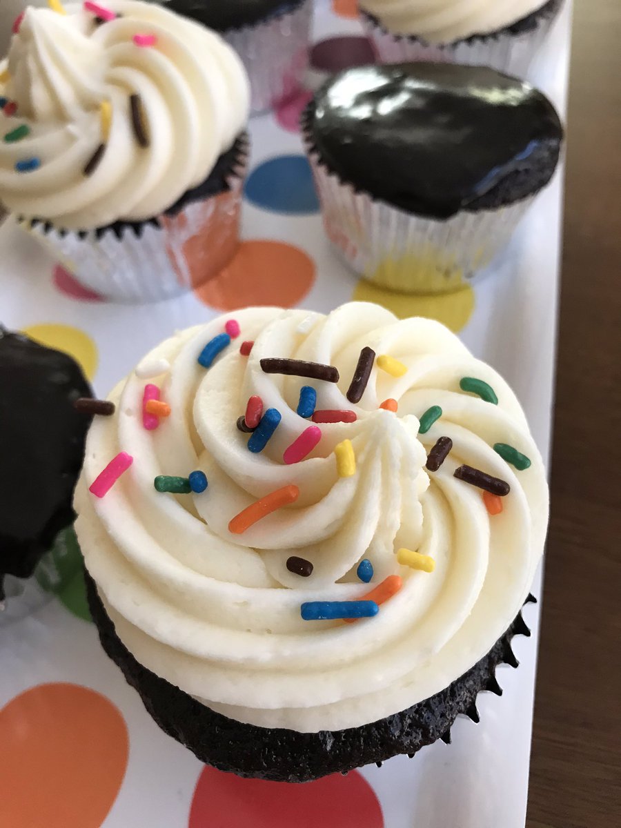 A #FlowerReport from Richmond, VA—
A few days ago, a friend stopped by for curbside pickup of homemade cupcakes. She gave me the most beautiful bunch of wildflowers. 
Flower (and Flour) Power! <a href="/alyssaharad/">Alyssa Harad is at the sky place. DM for invites.</a>