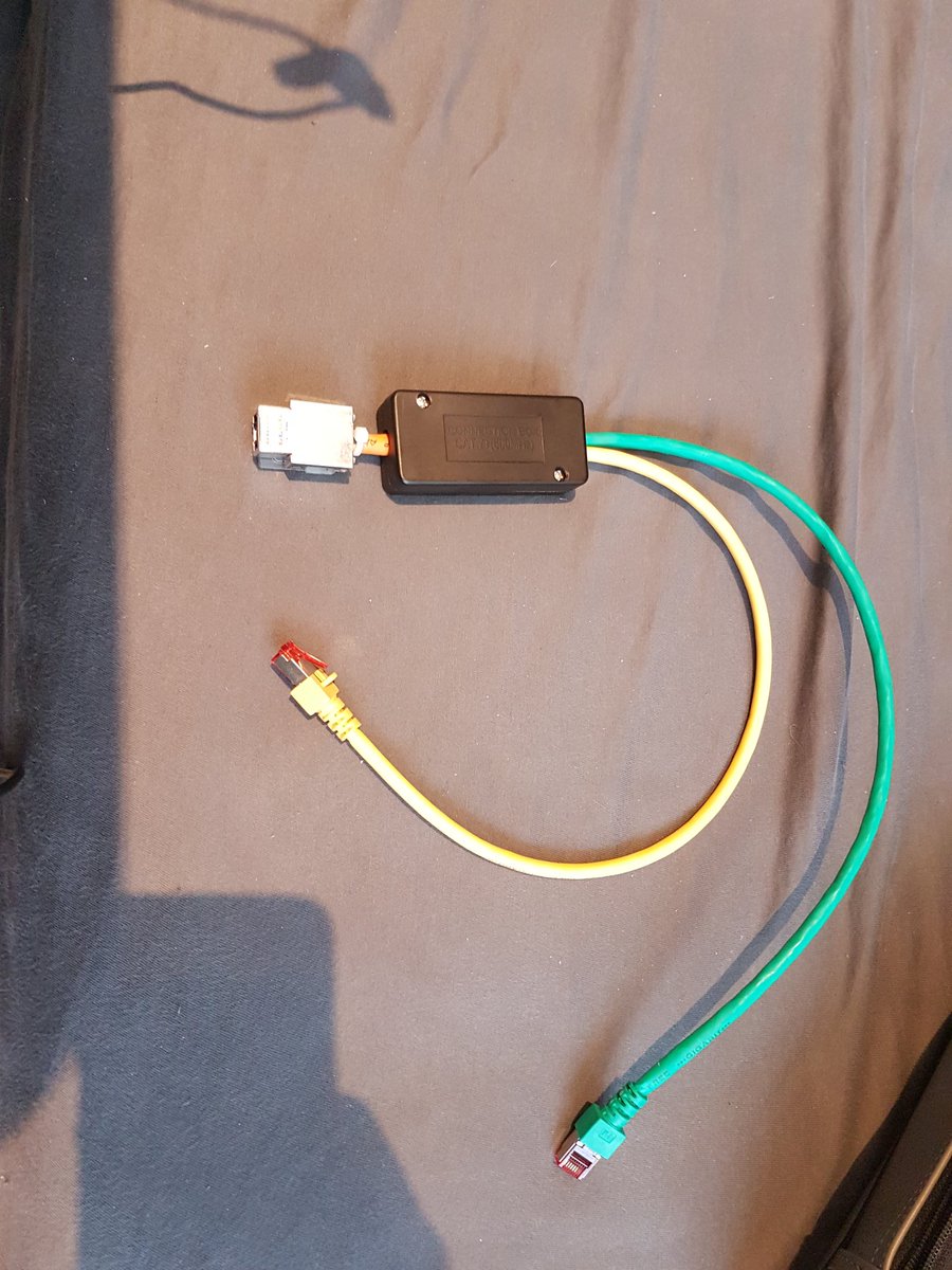 mafundi's tweet image. Only 1 cat5e cable in the wall, they Splitted it to 4pin 100mbit Ethernet and 4pin for telephone.
Now with both back combined we get gbit! #movingprep