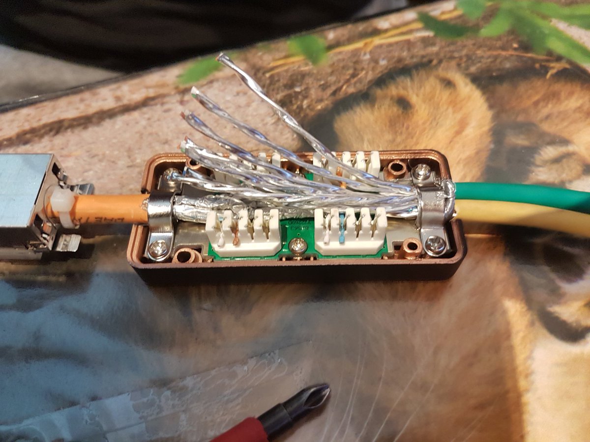 mafundi's tweet image. Only 1 cat5e cable in the wall, they Splitted it to 4pin 100mbit Ethernet and 4pin for telephone.
Now with both back combined we get gbit! #movingprep