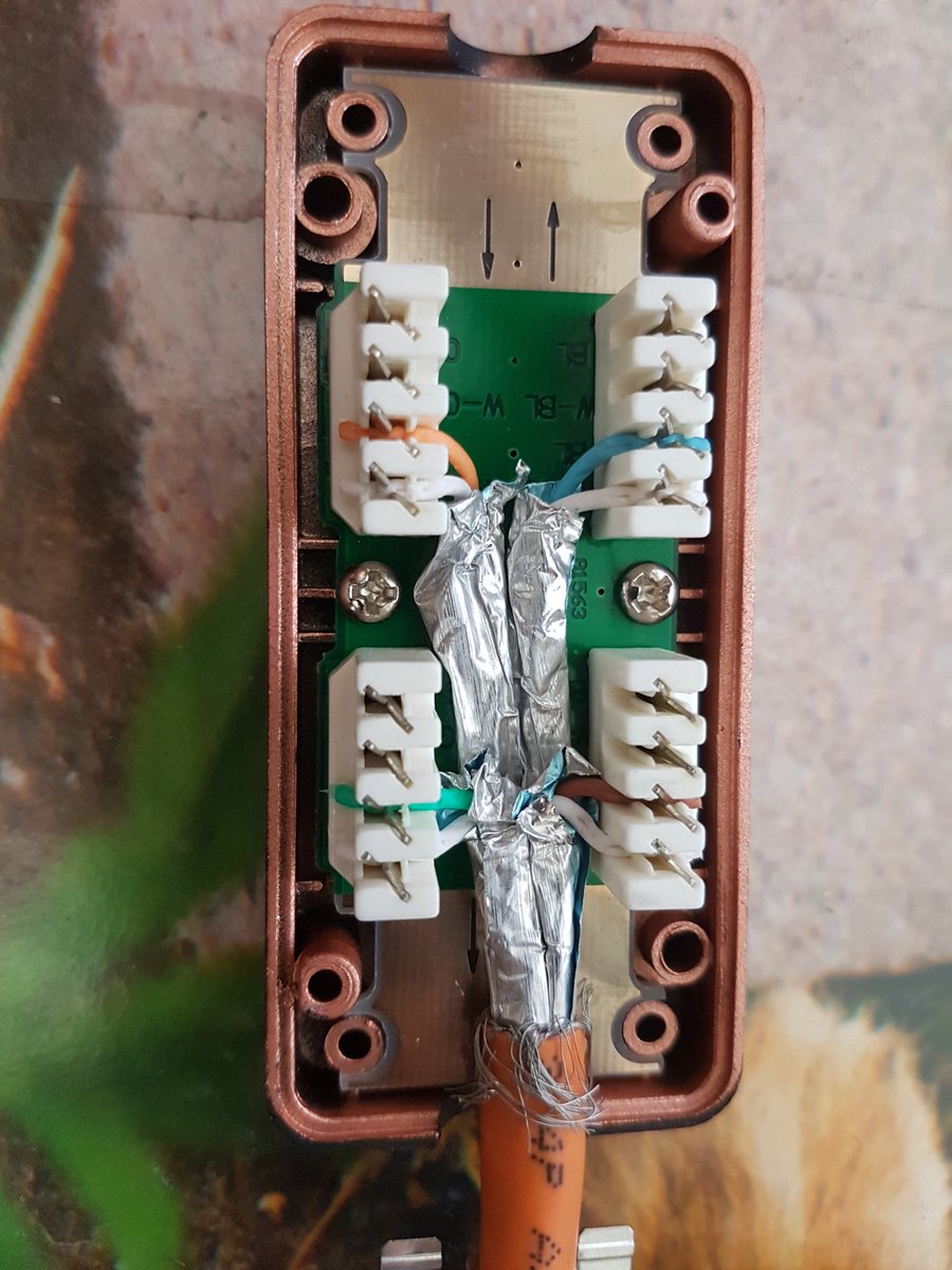 mafundi's tweet image. Only 1 cat5e cable in the wall, they Splitted it to 4pin 100mbit Ethernet and 4pin for telephone.
Now with both back combined we get gbit! #movingprep