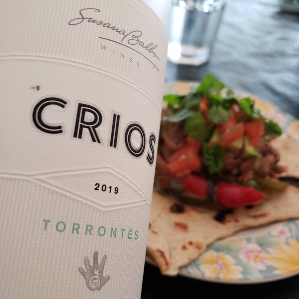 A Franco le encantan los tacos. Así que puse manos a la obra y los prepare como nos gustan. Bondiola deshilachada de la cena de ayer. Sofrito de cebollas, pimientos y un poco de Chipotle. Choclo a la plancha con un poco de cilantro. Palta, tomate, queso crema y tortillas caseras.