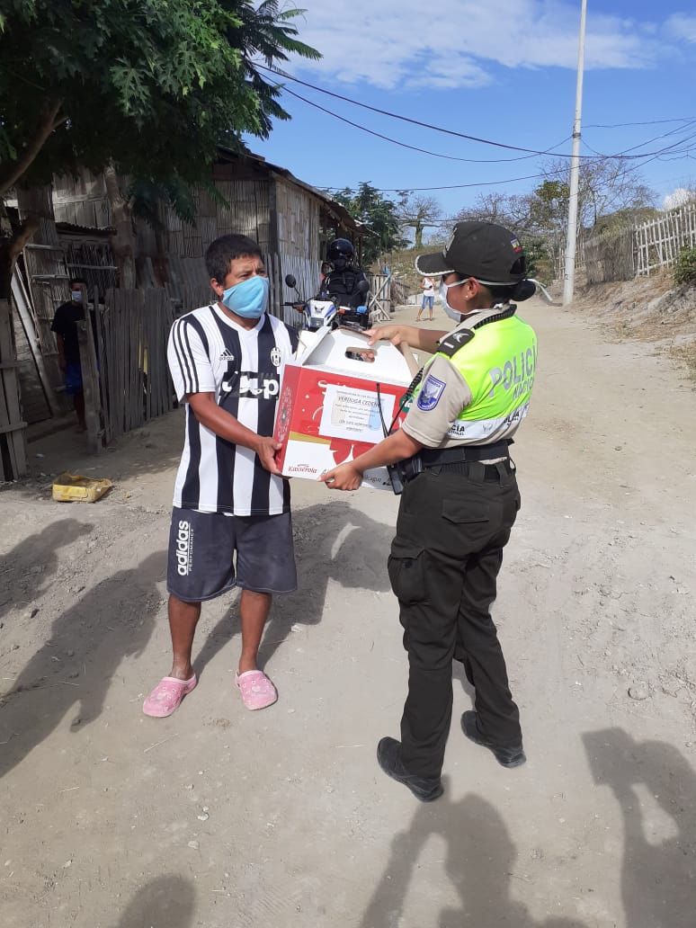 PoliciaEcuador's tweet photo. En el #DistManta de la #Zona4 colaboramos en la entrega de víveres en diferentes sectores de #Montecristi a familias vulnerables #Manabí https://t.co/iMME0oUV0d