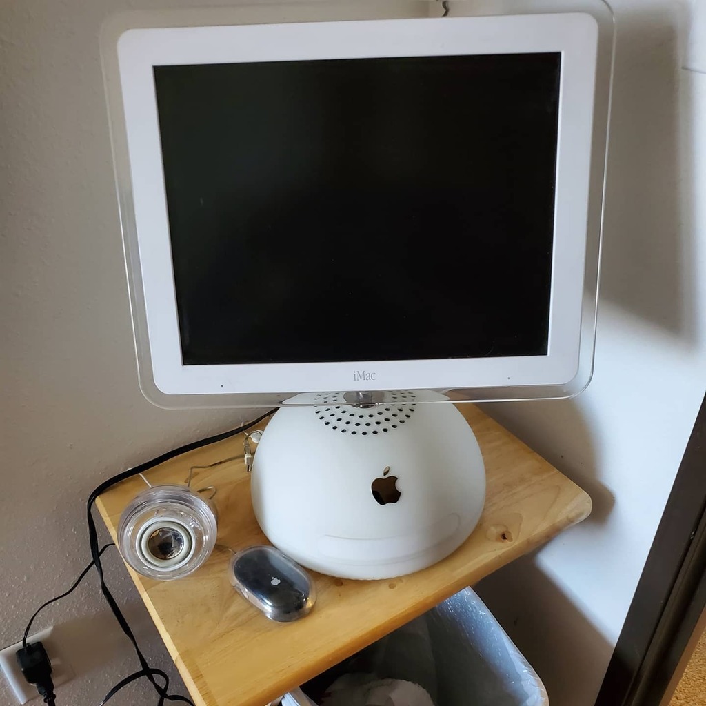 jakebechtold's tweet image. My old iMac G4 decided to call it quits. It&apos;s way obsolete and I haven&apos;t used it for anything in quite a while anyway. #vintagemac #imacg4