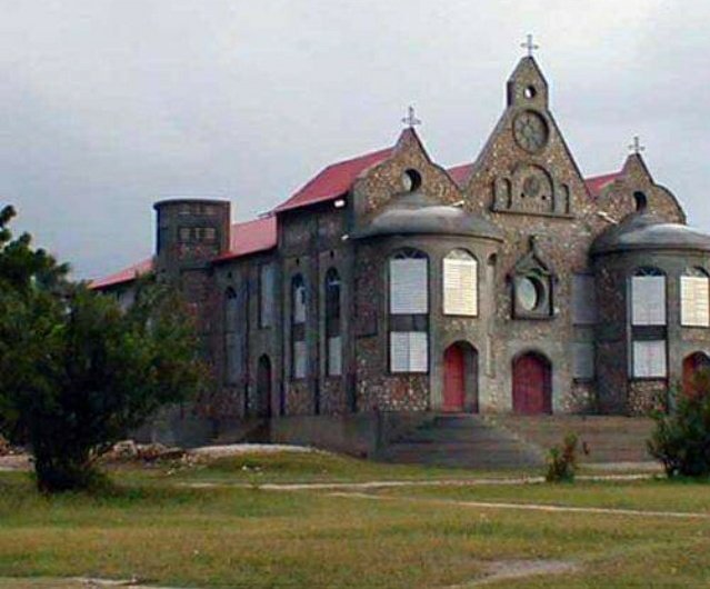 chantalmelie's tweet photo. Saviez-vous que cette jolie église en pierre se trouve en Haïti? C'est l'église Saint Nicolas au Môle Saint Nicolas!!! Un bijou de patrimoine historique!!!

Bjr #Haïti, Bjr le monde #lesjolieséglisesdecheznous #JoséphineElisée https://t.co/My4rjnPNTK