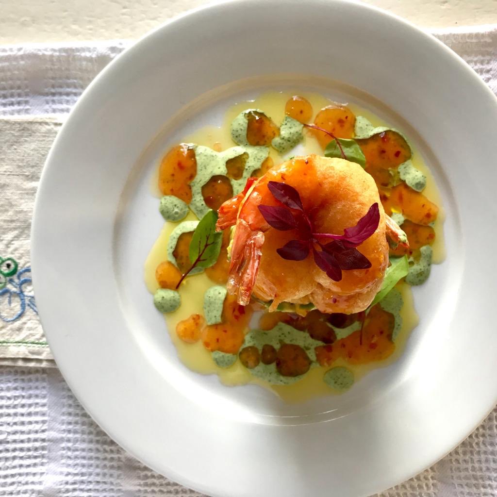 ChefIanBergh's tweet image. #Day31ofLockdown Lunch: Tempura fried prawns with sweet chilli sauce, basil dressing and avocado 

A beautiful pairing with our @degrendelwines Koetshuis Sauvignon Blanc

#SAWineLockdown #StayHome