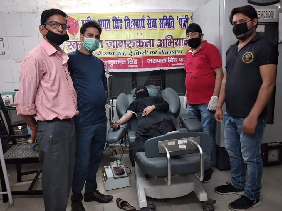 लखीमपुर खीरी में विजय रस्तोगी के लिए रोज़ा तोड़कर अलीशा ने दिया O positive खून। धर्म के नाम पर जहालत नहीं भाईचारा फैलाएं क्योंकि यही बातें देश को आगे बढ़ाएगा और यही है असली देशभक्ति। जयहिंद।