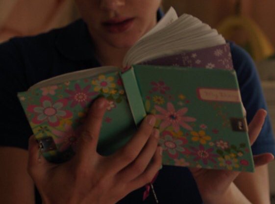 in her nightmare she wore a light pink tshirt and her diary from when she was the age when caramel died was a blue/ green/turquoise whatever you wanna call itif we look close, one of the diaries she’s reading in this episode is the sameand not only that |3