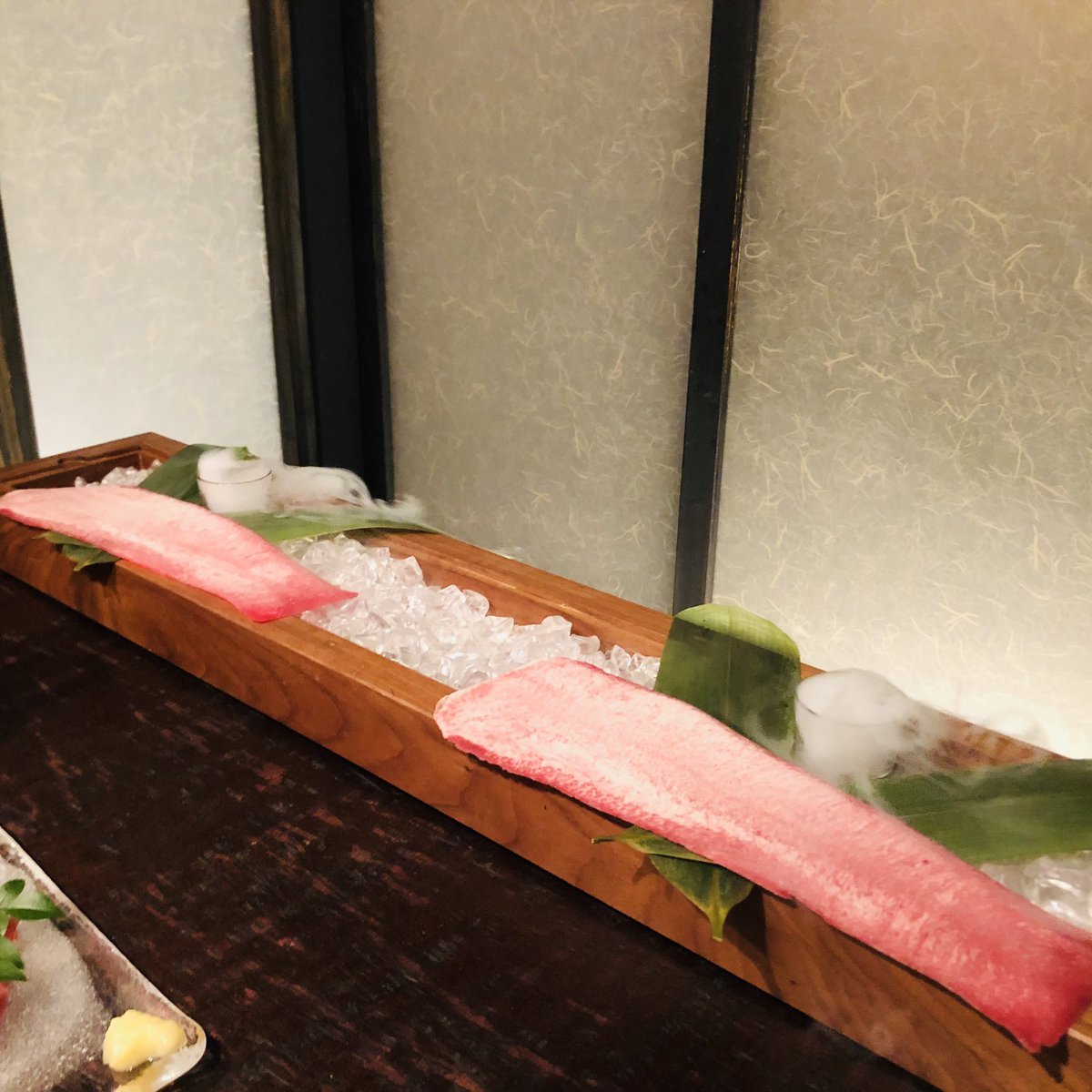 _0_311's tweet photo. 久々の更新です🙆‍♀️
.
先日は西麻布にある牛牛に行ってきました🐮
.
.
https://t.co/fuBWyrNgr0
.
#東京
#西麻布　
#六本木
#牛牛
#牛牛西麻布総本店
#焼肉
#肉寿司
#グルメ
#映え
#世界一長い特上タン
#わさびまつり
#浦島太郎の玉手箱
#硝子のシンデレラ寿司
#Dragonカルビ
#ラファエル
#ヒカル https://t.co/WXgmwXA2hY