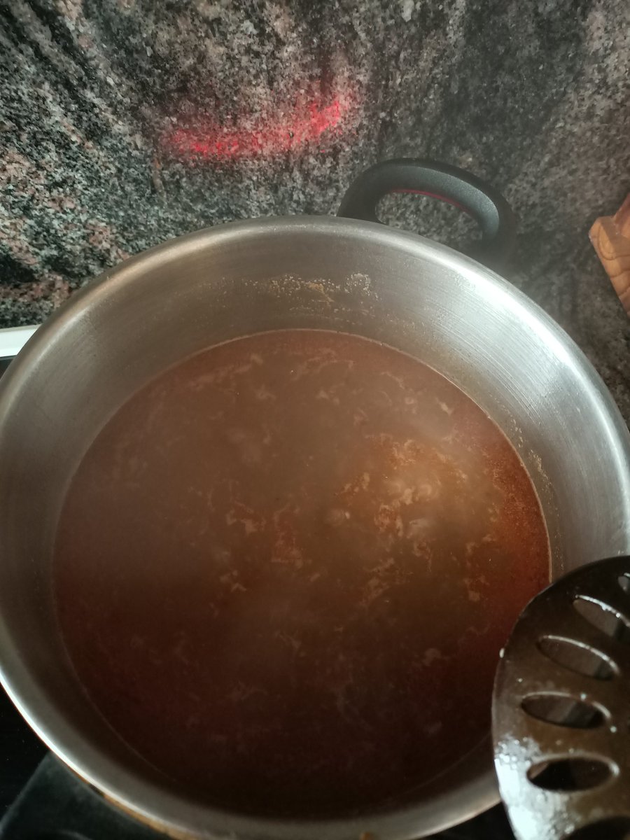bisanburg's tweet photo. @Dabizdiverxo @CristiPedroche No está mal, pero no me das envidia. Yo hoy estoy haciendo caldero, típico de Cartagena con un fumé de pescado de roqueo y ñoras, que no se lo salta un galgo. ¿Lo has probado? https://t.co/GyWSw0VgNp