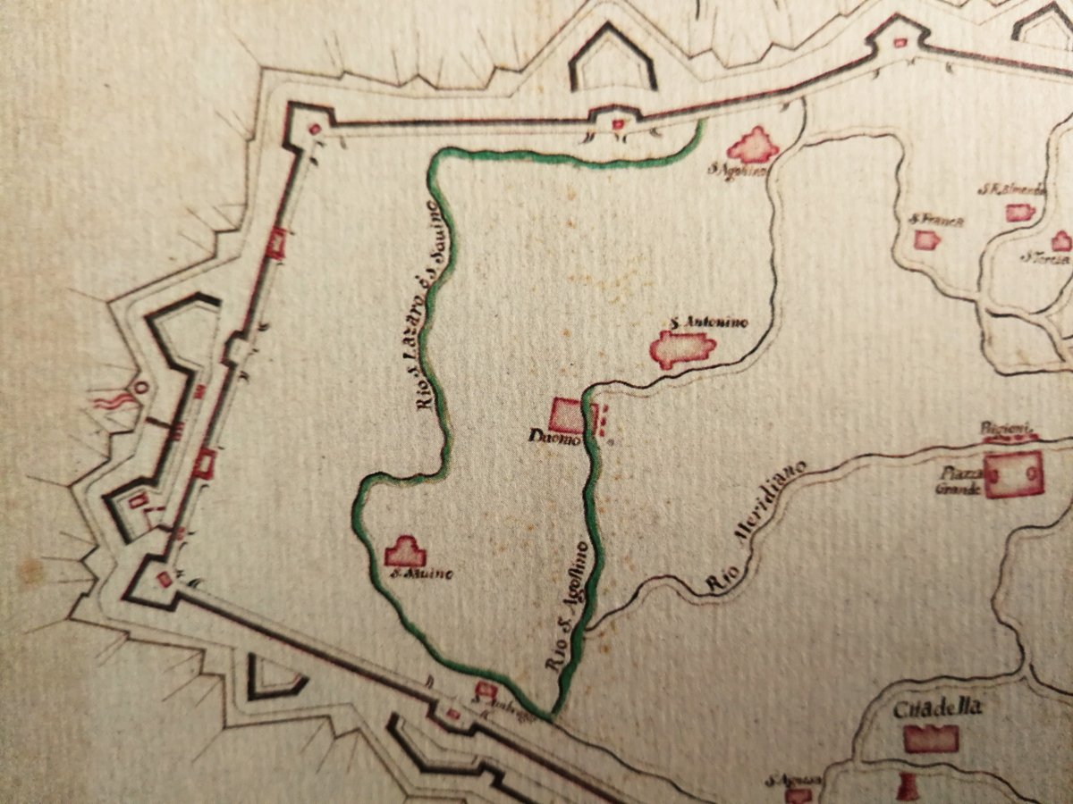 In questa "Pianta delle fortificazioni di Piacenza e dei corsi d'acqua interni alla città" del XVIII secolo proseguiamo il nostro viaggio per #ArtYouReady e #viaggioinitalia.
Il Duomo sembra "attraversato" da uno dei rivi della città (oggi tutti interrati): il "Rio Sant'Agostino"