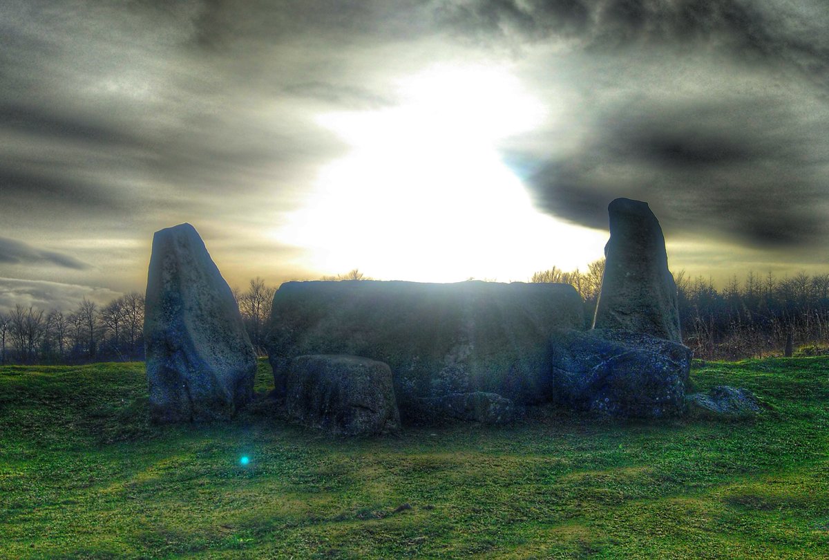 ... or like Easter Aquhorthies, Aberdeenshire, recumbent stone circle may have been designed to frame the Moon every 19 years ...See the great  @forestryls educational resource: https://www.forestresearch.gov.uk/research/recumbent-stone-circles/ #MuseumsUnlocked 5/13