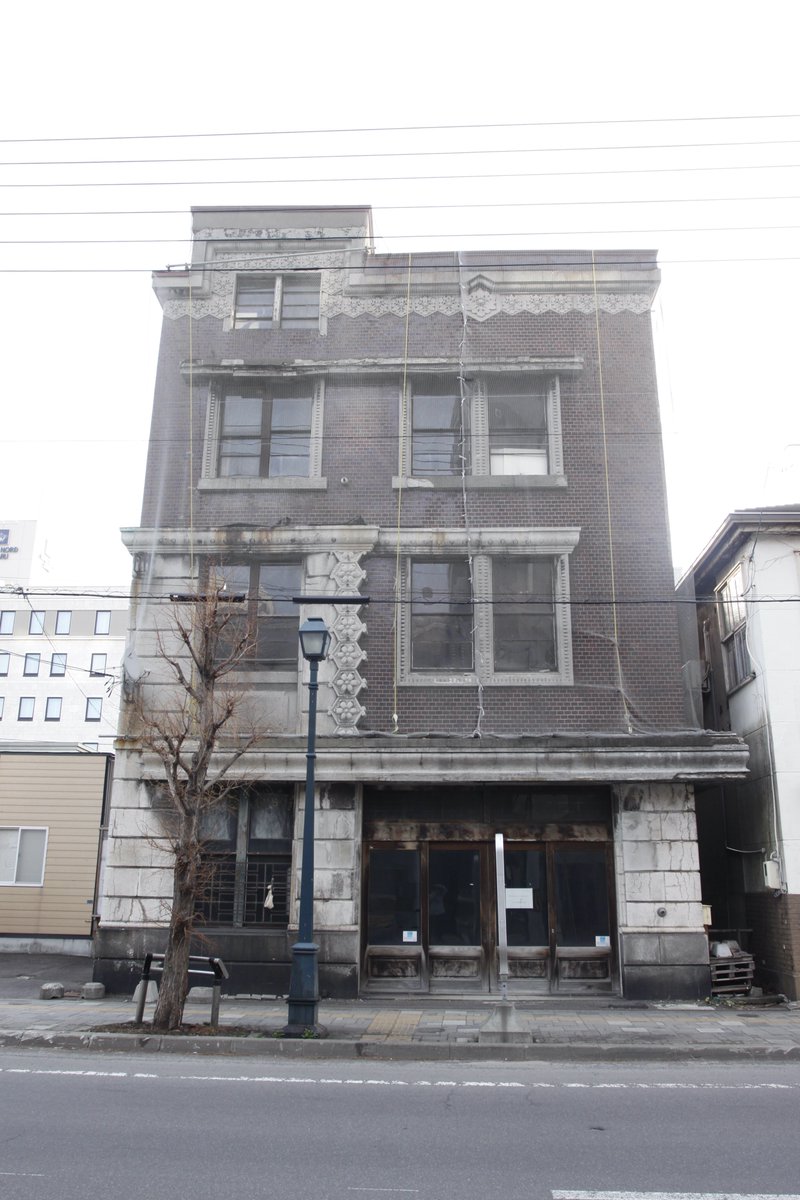 quzillayama's tweet image. こんばんは！おたる！

色内大通り出てきました。
旧川田商店。
外壁はかなり傷んでました。

#小樽よいとこ #小樽酔いとこ