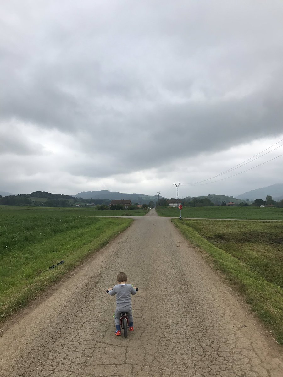 Vamos a ver si somos conscientes de que lo que está permitido es la 2ª foto, mongólos. #irresponsables #ninosenlacalle