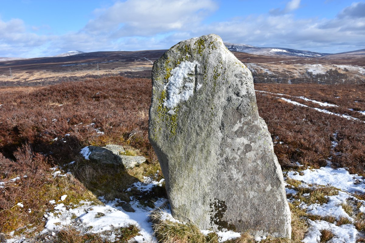 ... to endure, to be revisited & reworked, like the standing stone on Learable Hill  #Caithness, next to a stone circle and stone rows, with a later cross added ... https://canmore.org.uk/site/6698/learable-hill #MuseumsUnlocked 8/13