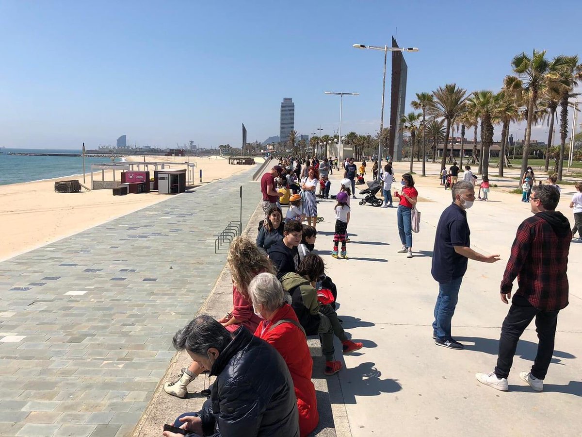 Y yo como #enfermera tengo ese punto de dualidad en mi cabeza; por un lado, siempre prestar cuidados a quien lo necesite. Por otro, pensar que su irresponsabilidad no merece mi sacrificio. #COVID19 #ninosenlacalle