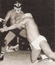LuchaLibreYYa's tweet photo. #EnUnDíaComoHoy pero de 1968, el Huracán Ramírez derrotaba y desenmascaraba tras un espectacular duelo de apuestas a El Enfermero.

Esa noche en la majestuosa Arena México conocíamos el rostro de Antonio Camargo. https://t.co/JbKUJ7RTyb