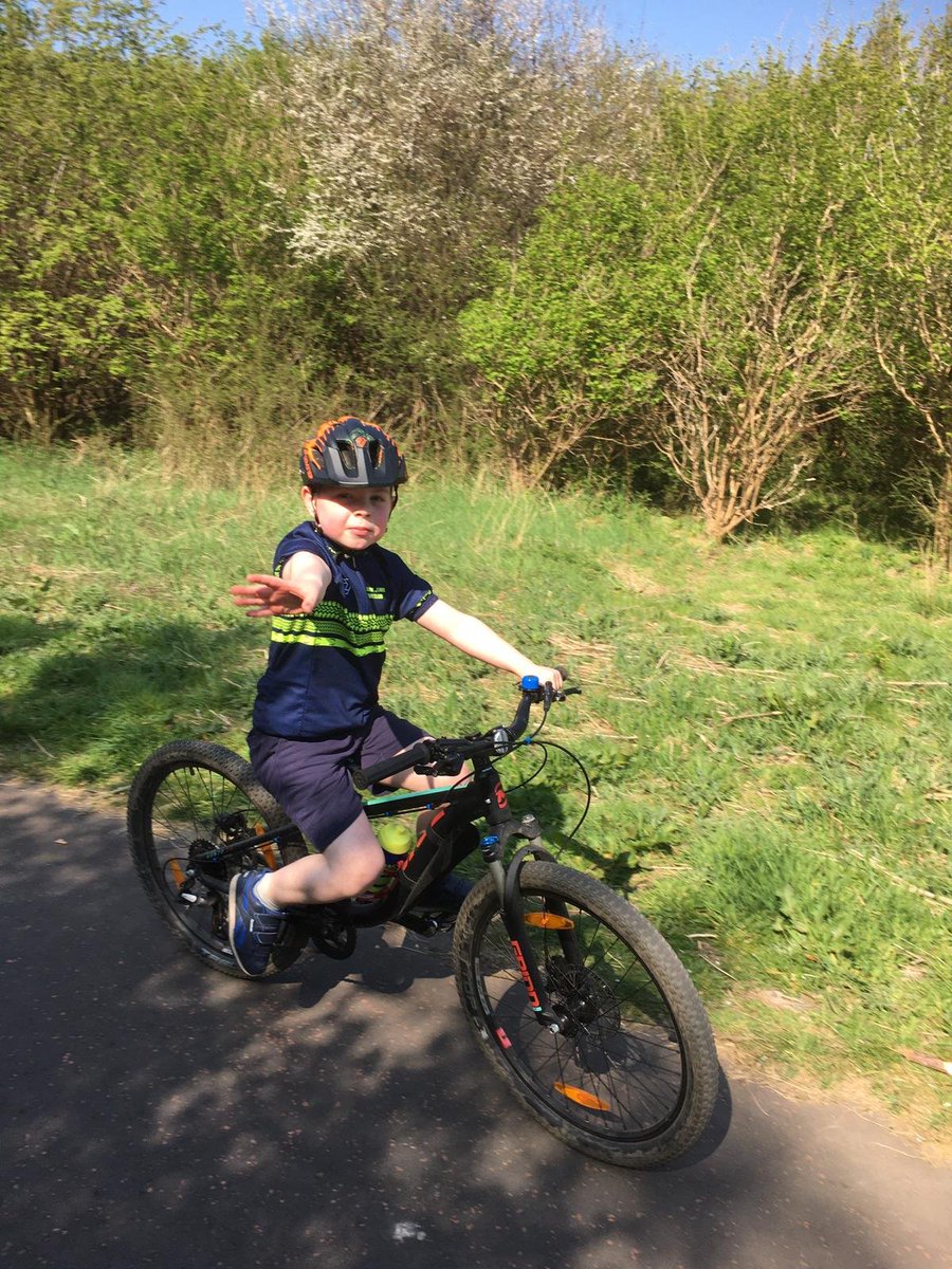 ElaineR35178320's tweet photo. Fraser had great fun completing his cycle with fjbc virtual 12hr relay, so lovely to have our neighbours in Moffat Avenue supporting us as we set off and came home he cycled 8.1miles in am hour, over £8000 raised in total for Strathcarron Hospice #fjbclockdown #fjbc https://t.co/XkuTtQFxMV