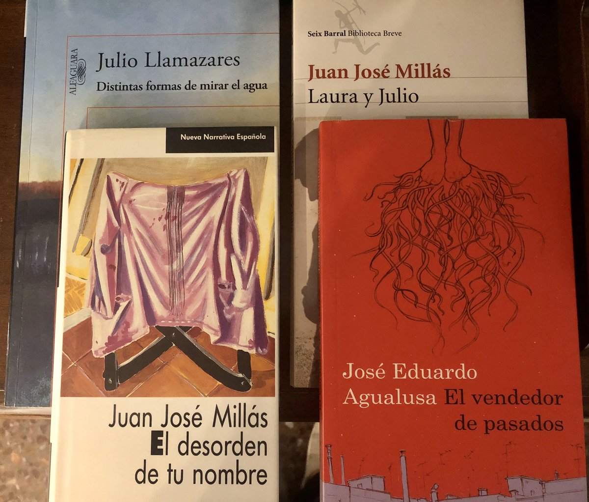 Anabelbeltrg's tweet photo. Releer siempre me ha parecido un placer. Volver a un buen libro es una maravilla, porque siempre es nueva la mirada...
#Coronalibrus
@JuanJoseMillas @JoseEAgualusa
#Llamazares
📚👓 ❤️ https://t.co/TEgaYpRXMc