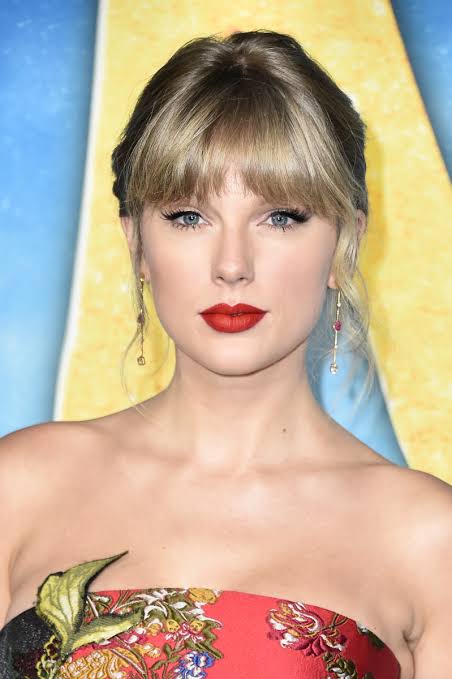 Taylor Swift's most iconic red lipstick looks A thread: