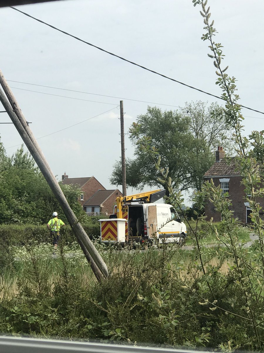 GaryAnderson180's tweet photo. Great to see @theTRUESPEED starting their work to get me &amp; my neighbours fibre down our road! https://t.co/gfOpiit9U7