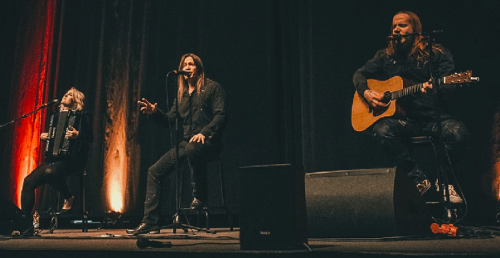 Metalitalia's tweet photo. BLACKOUSTIC: Timo Kotipelto, Jani Liimatainen e Netta Skog annunciano un concerto in live streaming #KOTIPELTO - https://t.co/URB4wLYbTH https://t.co/j7tpvjZJPJ