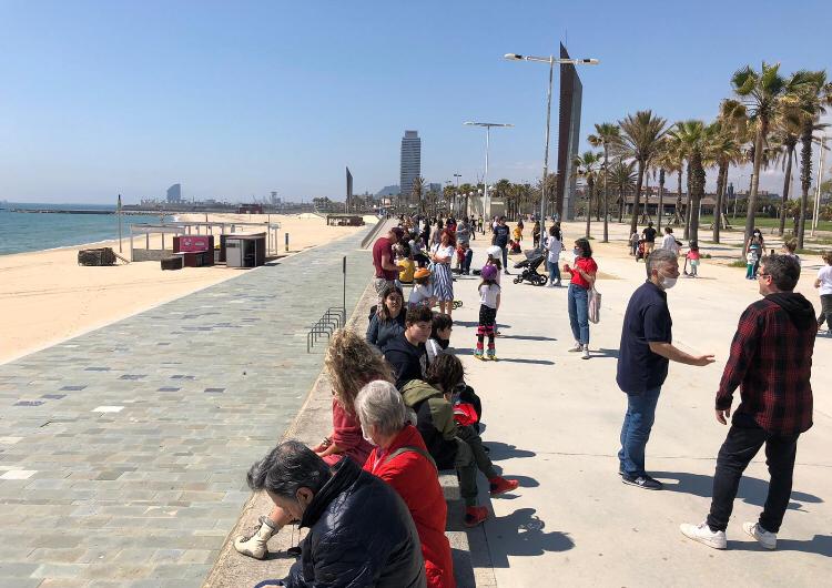 Dra_BelloIrene's tweet photo. Confinados desde el 13 de marzo, desde el 16/03 la mayoría dejamos nuestra especialidad,arriesgamos la salud(algunos enfermamos),la mayoría no dormimos,alejados de las familias...para qué?para esto?El gobierno no es responsable, lo somos nosotros #irresponsables #COVIDー19 https://t.co/LMYOoRkXhr