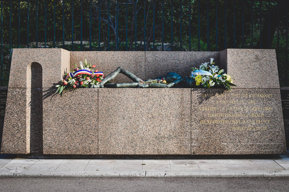 Ce dimanche matin avait lieu, Place Daviel, la commémoration pour la journée nationale du souvenir de la #Deportation. Au nom de la Ville de Marseille et de son Maire <a href="/jcgaudin/">Jean-Claude GAUDIN</a> des gerbes ont été déposées devant le Mémorial. Marseille se souvient 🙏 #devoirdememoire
