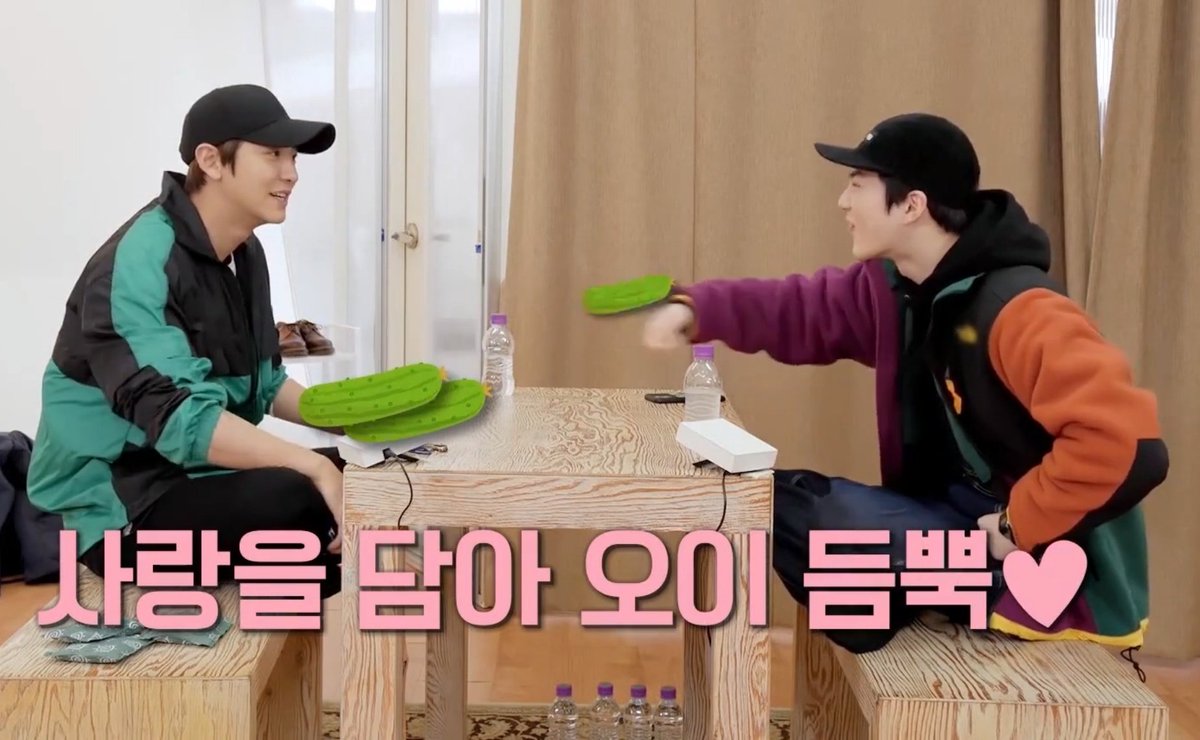 BESTFRIEND__92's tweet photo. 200426 #CHANYEOL #BAEKHYUN ❤
ชานยอล : พี่ซูโฮบอก��ะพาไปกินของอร่อยข้างนอก แต่พาไปบ้านตัวเองแล้วก็ทำทงคัตสึให้กิน อร่อยดีครับเพราะคุณแม่เป็นคนทำ🤣
ซูโฮ : ��ล้วชานยอลไม่ชอบกินแตงกวาด้วย
ชานยอล : คือจะกินเหลือก็ไม่ได้ ผมก็เลยพยายามกินแตงกวาให้หมด สรุปคุณแม่คิดว่าผมชอบเลยตัดให้ใหญ่เลย https://t.co/uwJ92htlqJ
