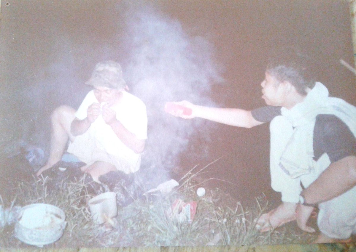 bung_gunawan's tweet photo. Salah satu kegiatan di alam bebas yang saya suka adalah memasak. Dari mulai ngrebus air, mie rebus hingga mbakar ayam #90an #pecintaalam #salamrimba #fotojadul https://t.co/Yu6mfBIRUh